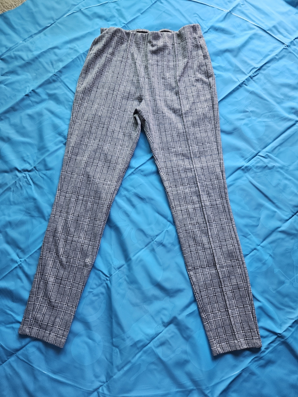 Tahari plaid pull-on stretch jeggings feature an elastic Waistband
